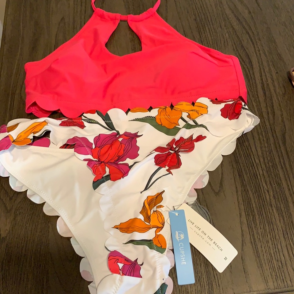 New with tags cupshe size med scalloped swim suit